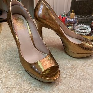 Vince Camuto Size 7.5 Gold Leather Platform Heels